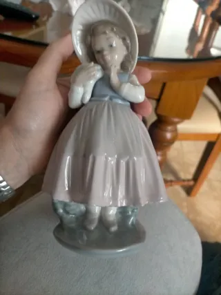 Figura Lladró Niña con Sombrero