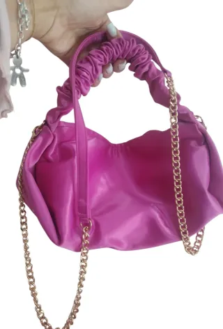 Borsetta a tracolla fucsia con catena oro