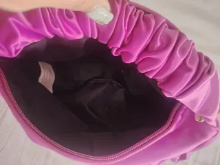 Borsetta a tracolla fucsia con catena oro