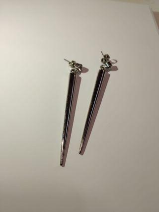 Pendientes largos plateados con detalle brillante