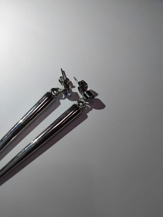 Pendientes largos plateados con detalle brillante