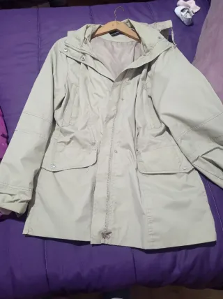 Gabardina beige con capucha 5€