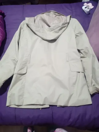 Gabardina beige con capucha 5€