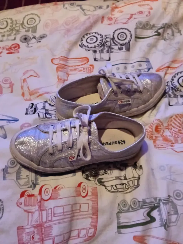 Zapatillas Superga Plateadas .