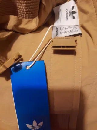 Pantalones Adidas Talla 40 pero es más grande  