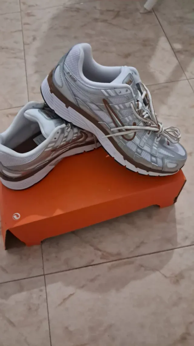 Nike P-6000 Talla 40 Plata/Blanco