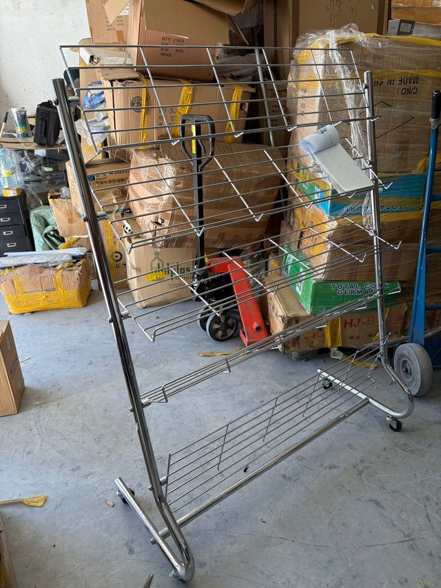 Estante Exhibición Metálico con Ruedas