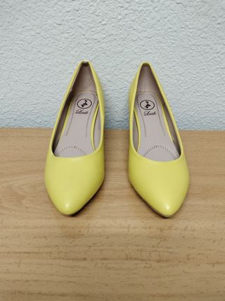 Zapatos amarillos de tacón bajo Laik