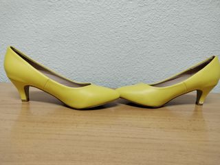 Zapatos amarillos de tacón bajo Laik