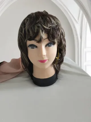 Peluca corta castaña con mechas doradas