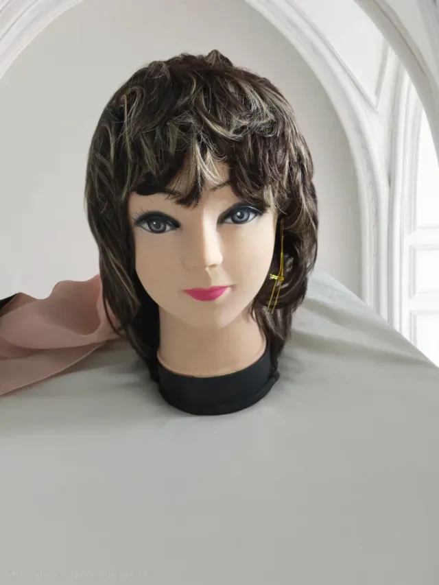 Peluca corta castaña con mechas doradas