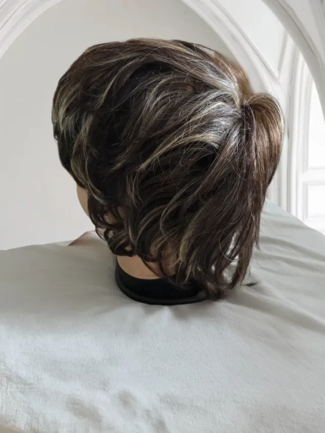 Peluca corta castaña con mechas doradas