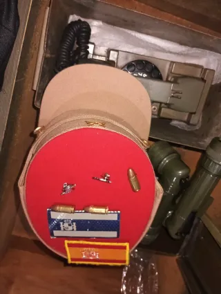 Teléfono militar, gorro, pins y linternas