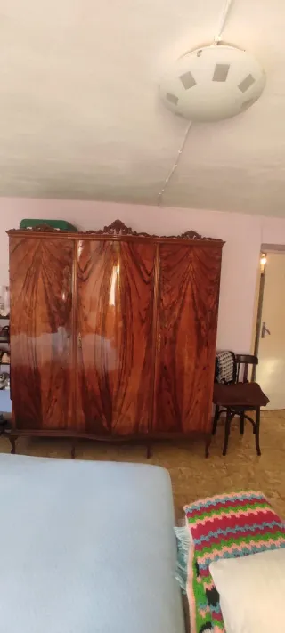 Armario antiguo de madera