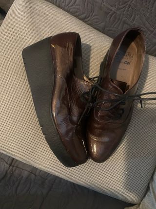 Zapatos Wonders charol cordones marrones