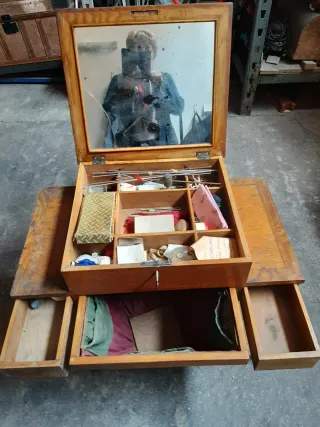 Antiguo costurero de madera con espejo