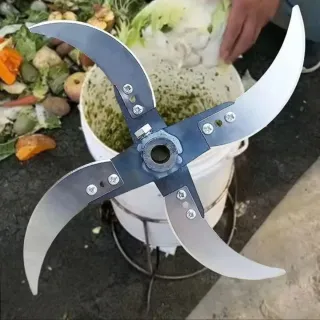 Picador de hierba de 4 cuchillas con varilla