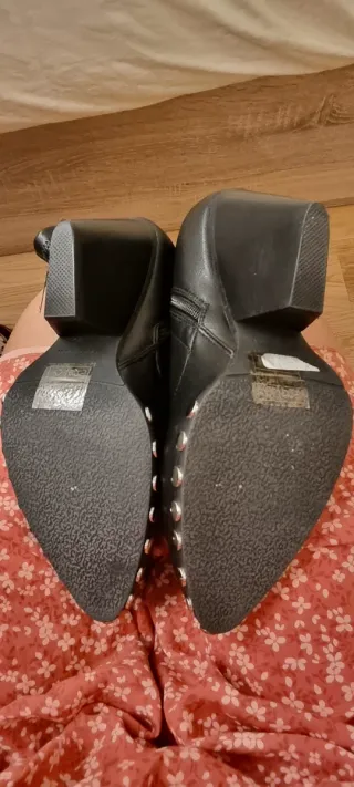 Botines negros con tachuelas