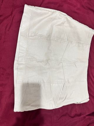 Falda corta cuero sintético beige