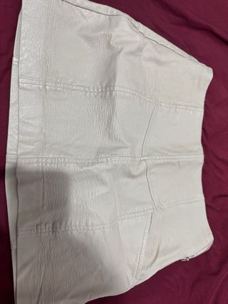 Falda corta cuero sintético beige
