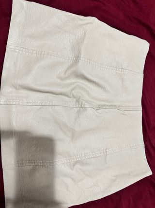 Falda corta cuero sintético beige