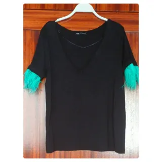 Camiseta Zara Negra Plumas Verdes Talla M