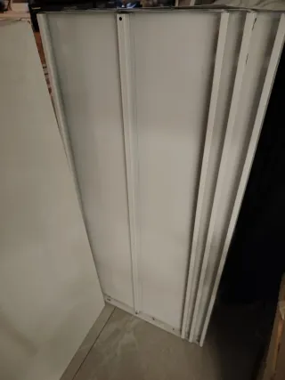 Scaffali metallici bianchi