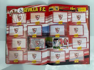 Cromos fútbol + pins equipos + álbum + campo