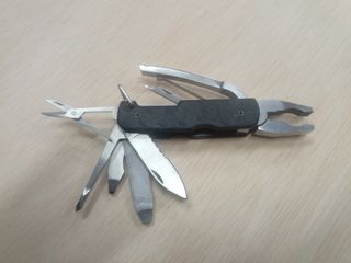 Multiherramienta con Alicates , Tijeras y mas.
