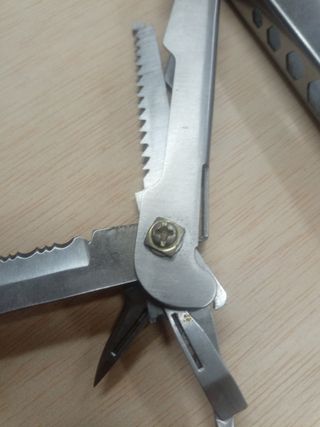 Multiherramienta con Alicates , Tijeras y mas.