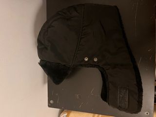 Gorro negro con orejeras