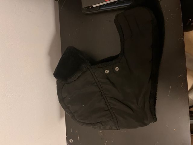 Gorro negro con orejeras