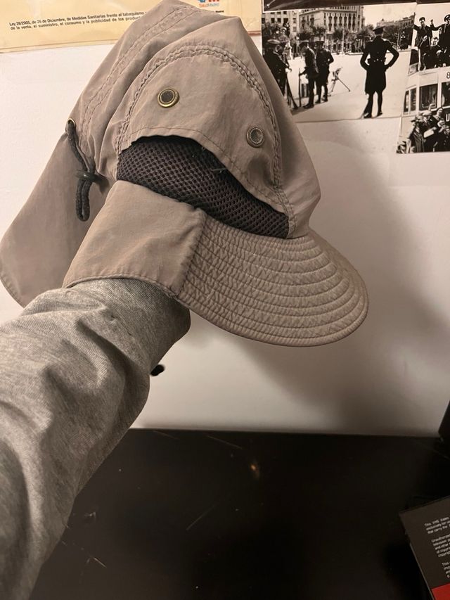 Gorro negro con orejeras