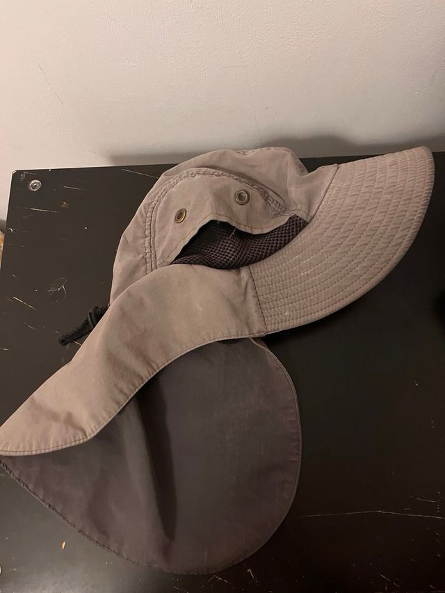 Gorro negro con orejeras