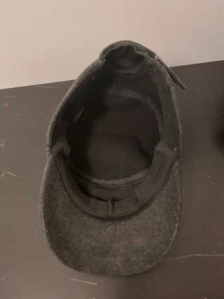 Gorro negro con orejeras