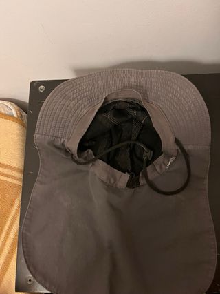 Gorro negro con orejeras