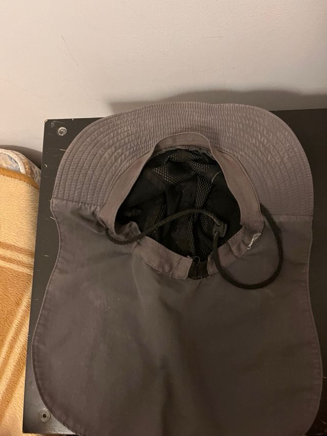 Gorro negro con orejeras