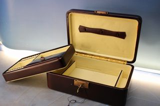 Joyero maletín de piel. Con llave.