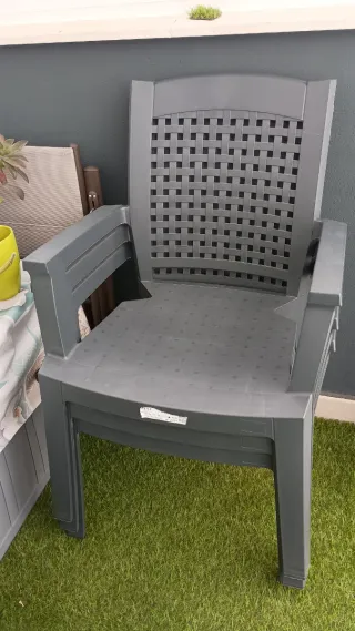 3* Sillas de terraza material Resina muy resinten.