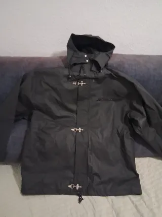Chaqueta impermeable hombre negra