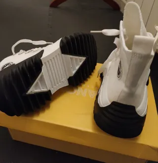 Zapatillas Break Rules Mujer. Blanca y negra.