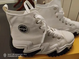 Zapatillas Break Rules Mujer. Blanca y negra.