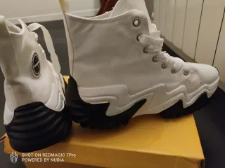 Zapatillas Break Rules Mujer. Blanca y negra.