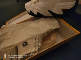 Zapatillas Break Rules Mujer. Blanca y negra.