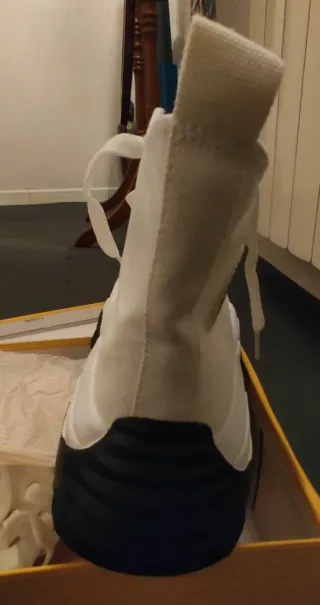 Zapatillas Break Rules Mujer. Blanca y negra.