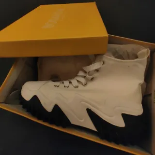 Zapatillas Break Rules Mujer. Blanca y negra.