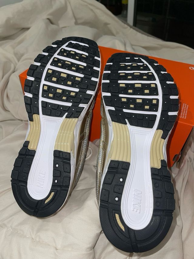 Nike P-6000 Oro y Blanco
