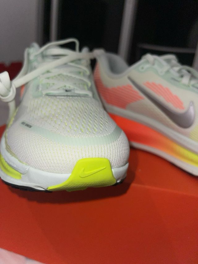 Nike Vomero 18 Verde Talla 40.5