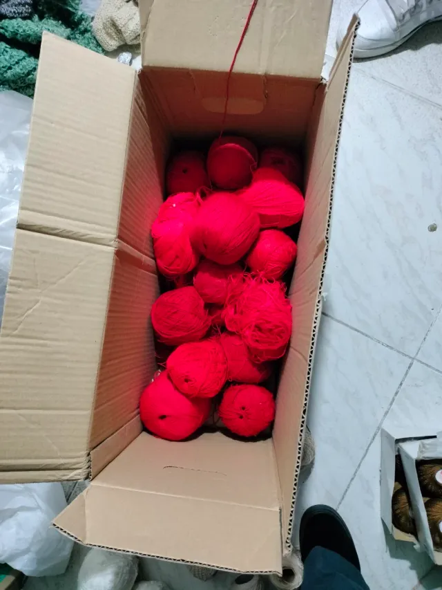 Ovillos de lana rojos