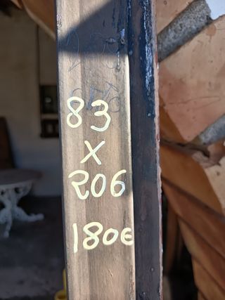 Puerta de hierro forjado.